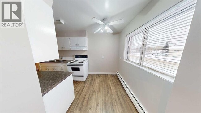 Photo - 9932-9105 105 Ave