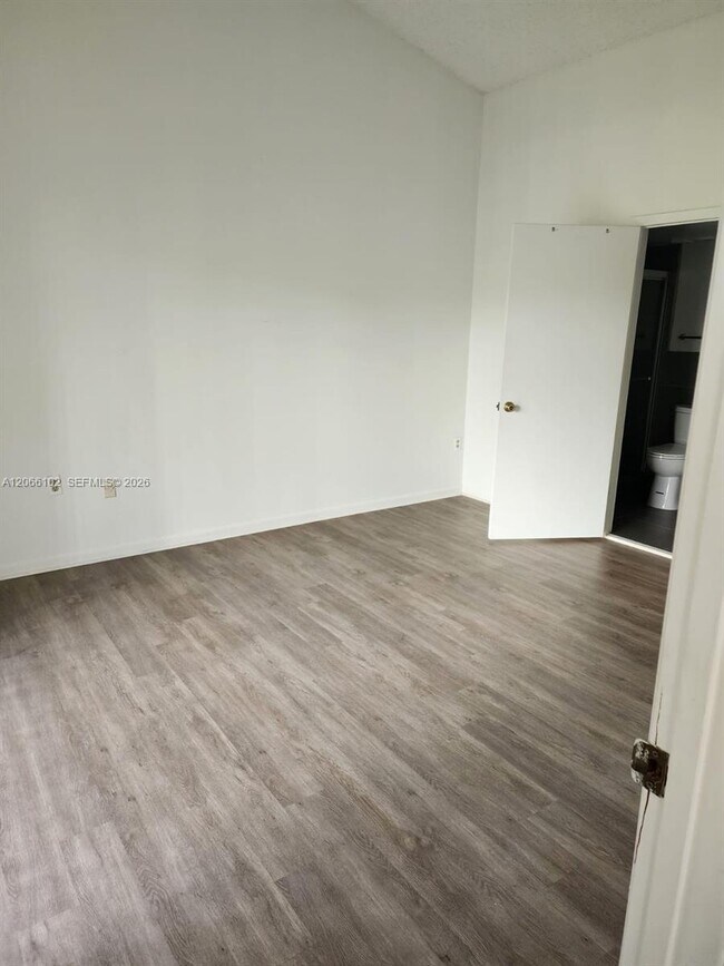Photo - 2445 SW 18th Terrace Unidad 711