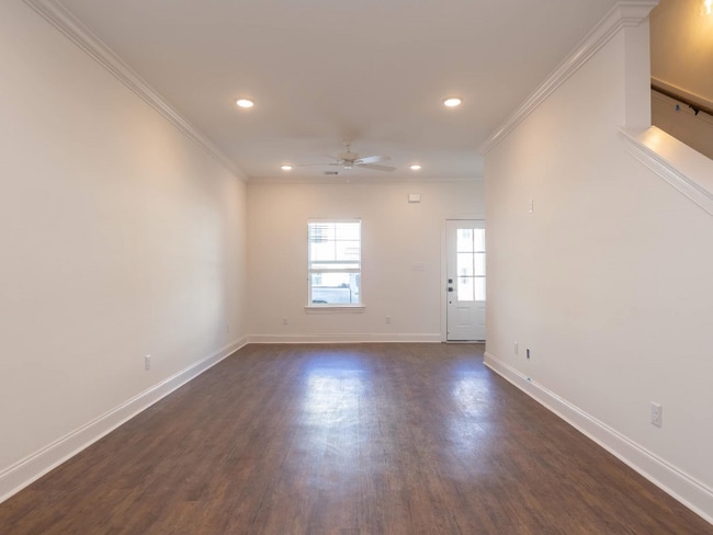 Photo - 637 Cottage Grv Cir