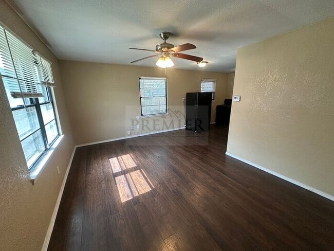 Photo - 4818 Woodend Ave