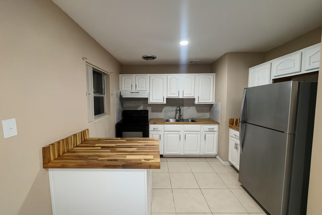 Photo - 4837 Shoshone St