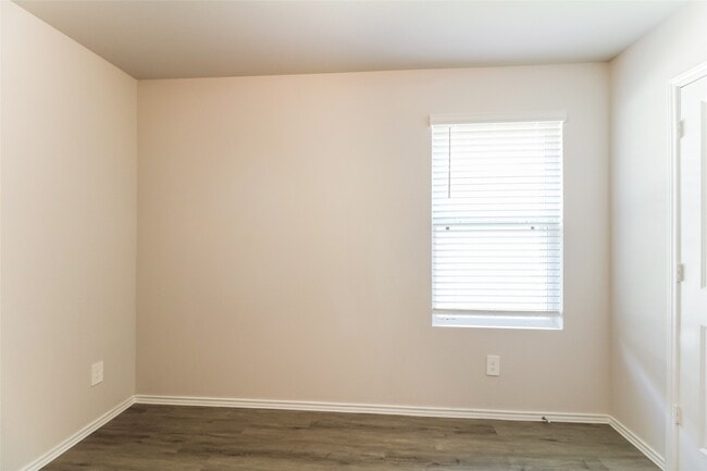 Building Photo - 2417 Carp Dr