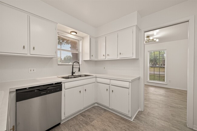 Building Photo - 5615 Beechnut St