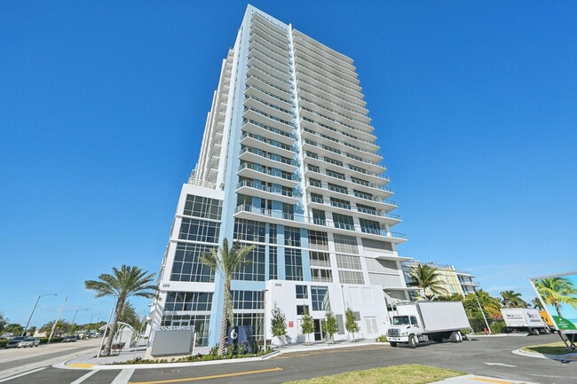 Building Photo - 220 Lake Shore Dr Unit 717