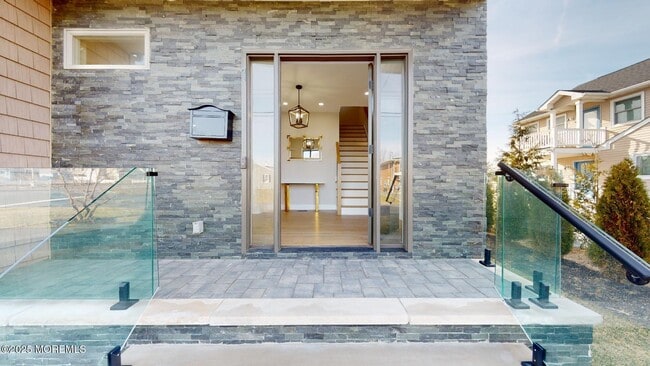 Photo - 1 Howland Ave