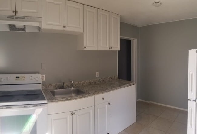 Building Photo - Upstairs Studio Apartment Unit C