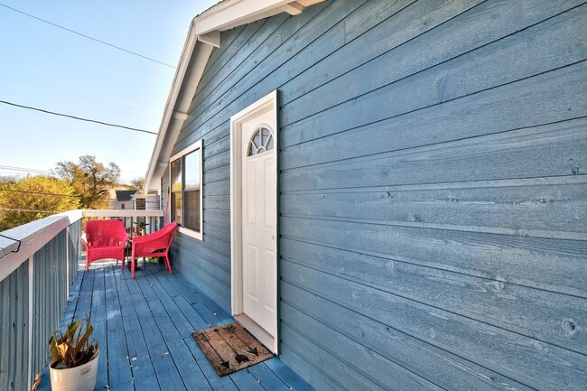 Building Photo - 2016 E 11th St Unit Upstairs