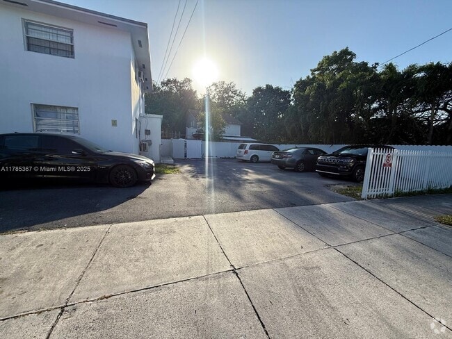 Building Photo - 2400 NW 25th Ave Unit 1 Rental