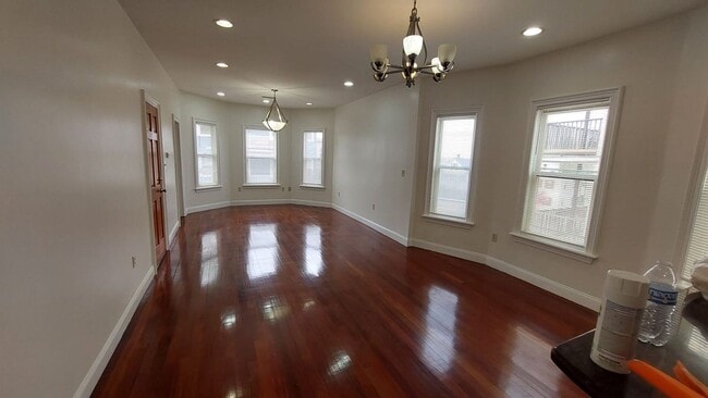 Photo - 167 King St