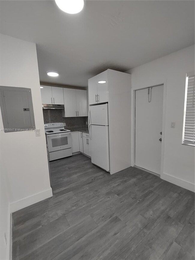 Building Photo - 2 bedroom in North Miami FL 33181 Rental