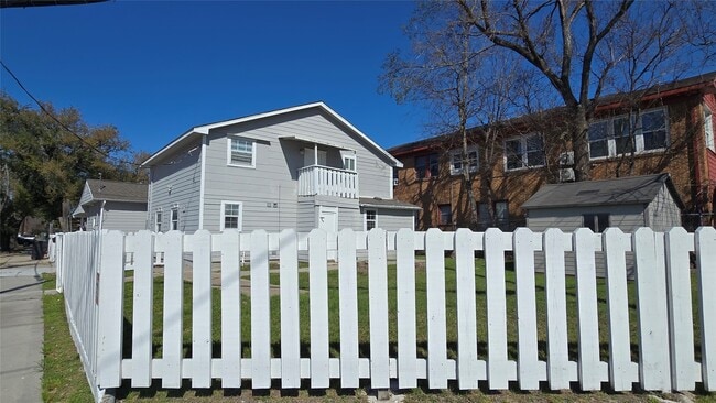 Photo - 421 Sidney St