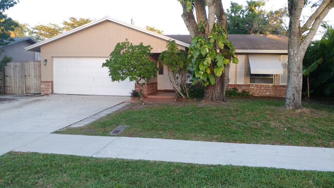 Nice 3/2 single family home with 2 car gar... - Nice 3/2 single family home with 2 car gar...