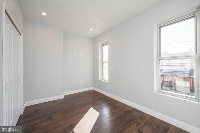 Photo - 1135 W Somerset St Unit B