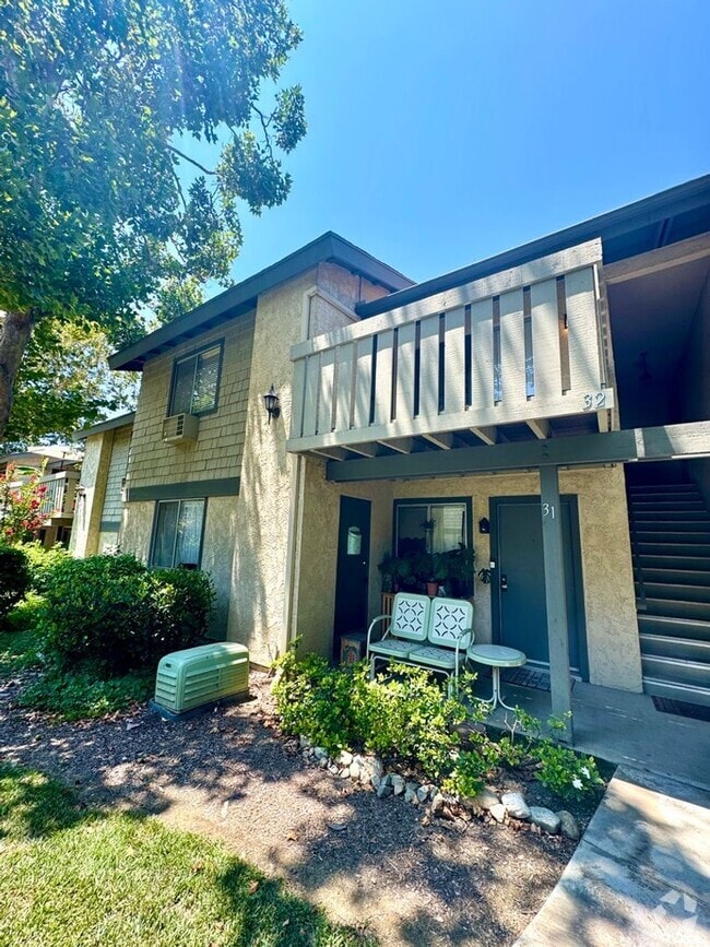 Building Photo - Charming 2 Bed/2 Bath Upstairs Condo in Qu... Unit 32