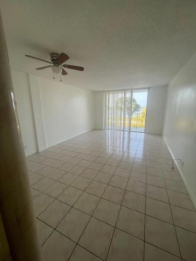 480 Executive Center Dr Unidad 480 Executive Center Dr 2F