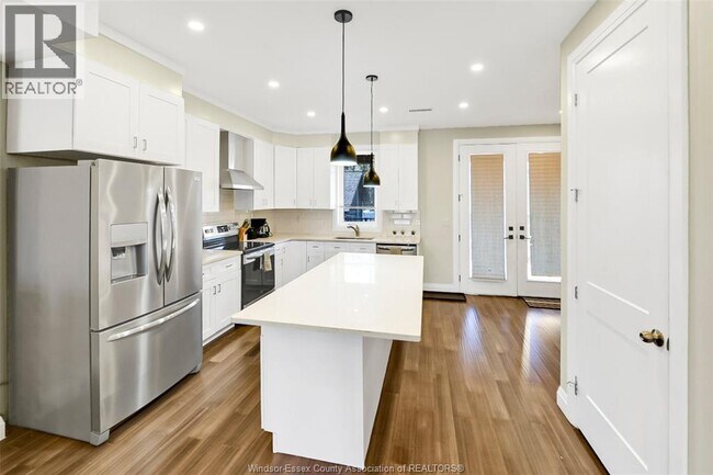 Photo - 955 Walker Rd