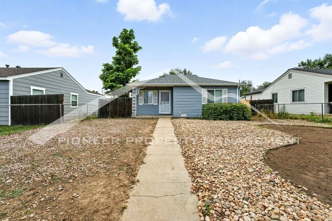 Building Photo - Charming Home with Washer/Dryer and Fenced...