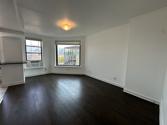 Photo - 607 N Noble St Unit 4