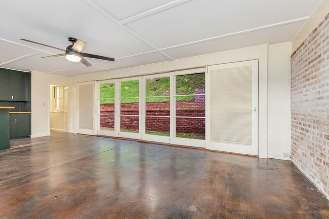 Building Photo - Rare Find: Tantalus Rustic Charm: Large: 1 Bdr/1 Bth:- Electric Included