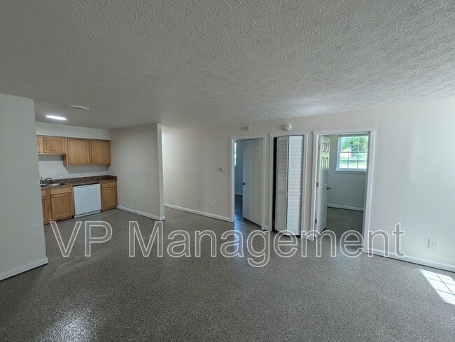 Building Photo - 2218 Emerald Dr Unit 7