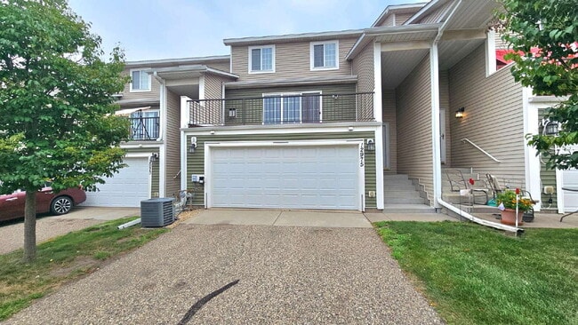 Building Photo - Charming 2-Bed Townhouse Retreat on Harriet Ave available now.