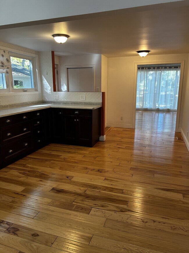 Photo - 1931 Lakeshore Rd