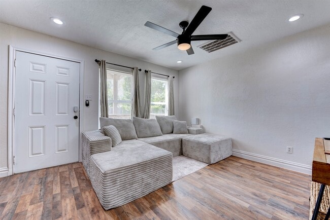 Photo - 1121 Panama St