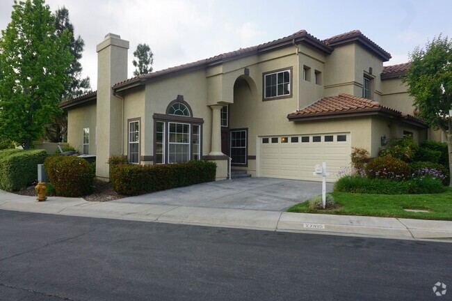 Building Photo - Beautiful 4 Bed 3 Bath Home in Hills of Yo...