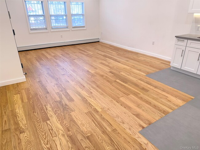 Building Photo - 40-18 50th Ave Unit Apt 1