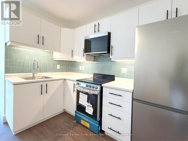 Photo - 202 Queen St S