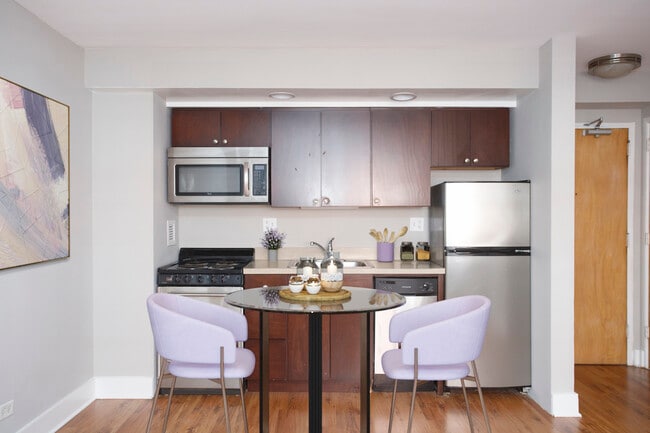 Photo - 1410 Chicago