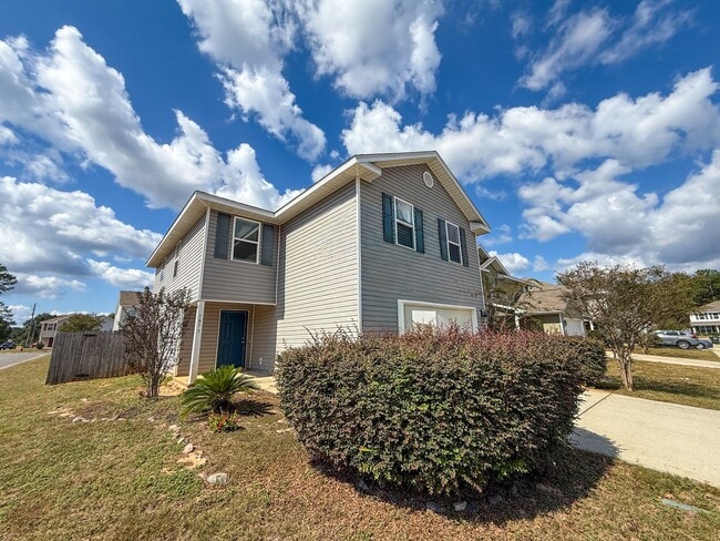 Building Photo - 4 bedroom, 2.5 bath home centrally located...