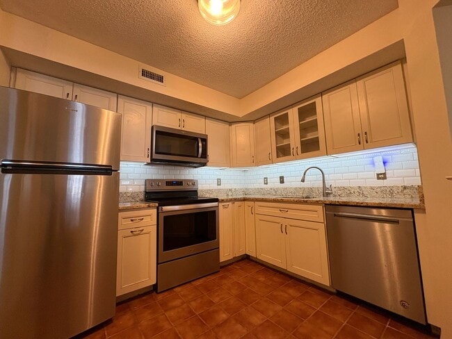 Building Photo - Charming 2-Bed, 2-Bath in Middletown, CT.