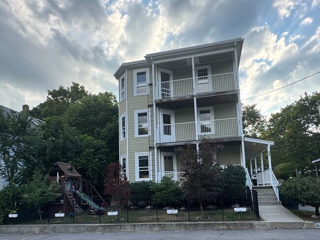 Building Photo - 52 Avery St