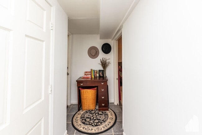 Photo - 2005 W Race Ave