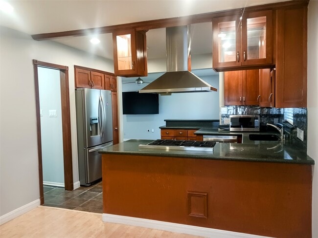 Photo - 923 W 41st St