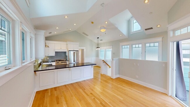 Building Photo - Spacious 4 Bed and 3 Bath Home in Coronado...