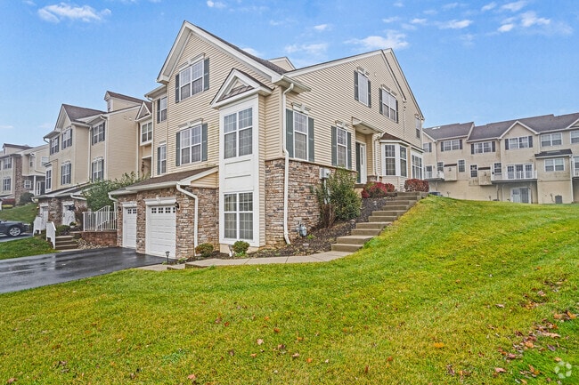 Building Photo - 2 Greenwich Ct Rental