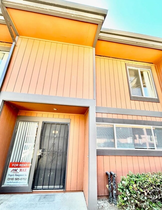 Building Photo - 38627 Cherr Ln #38 With 3 Bedrooms and 2 bathrooms. Unit cherry Ln #38