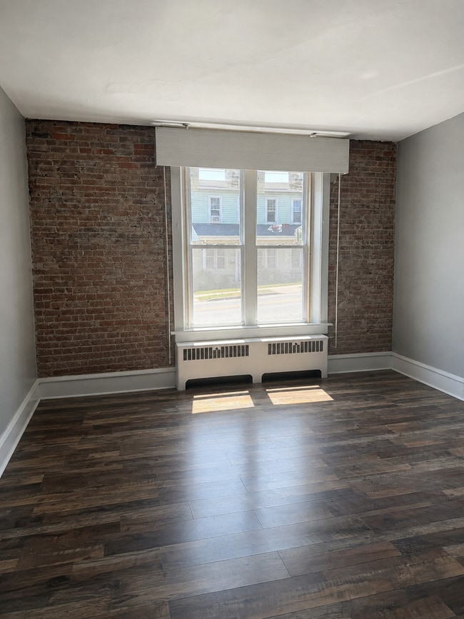 Photo - 439 W High St