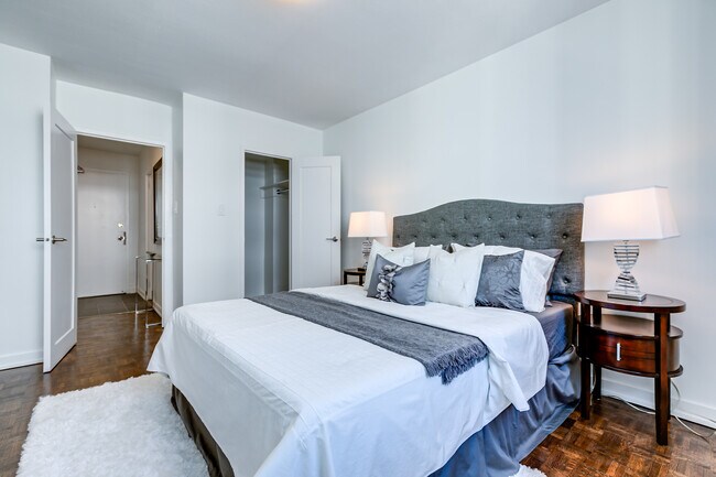 Photo - 2335 Lake Shore Blvd W