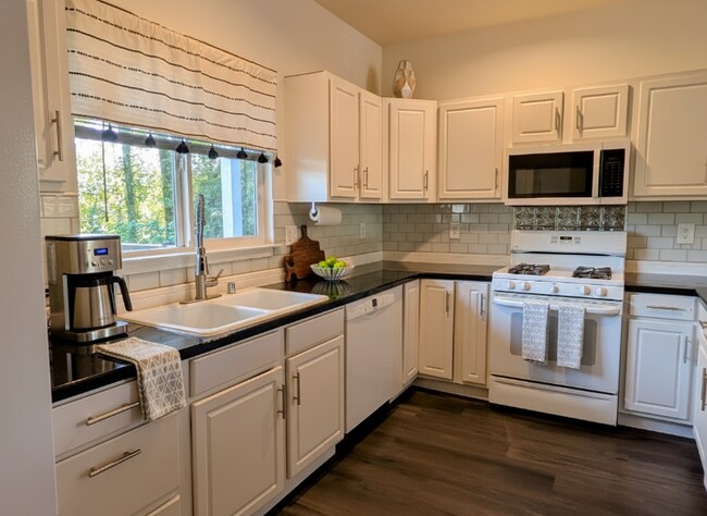 Photo - 200 Whispering Pine Pl