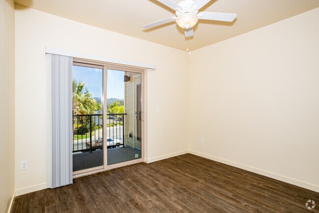 1BR, 1BA - 700SF