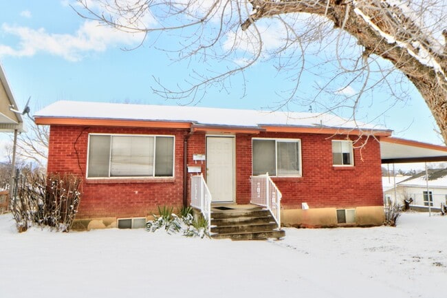 Building Photo - Available immediately 2 bedroom 1 bath in ... Rental