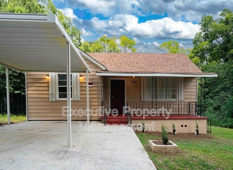 Photo - 1254 Lewis St House