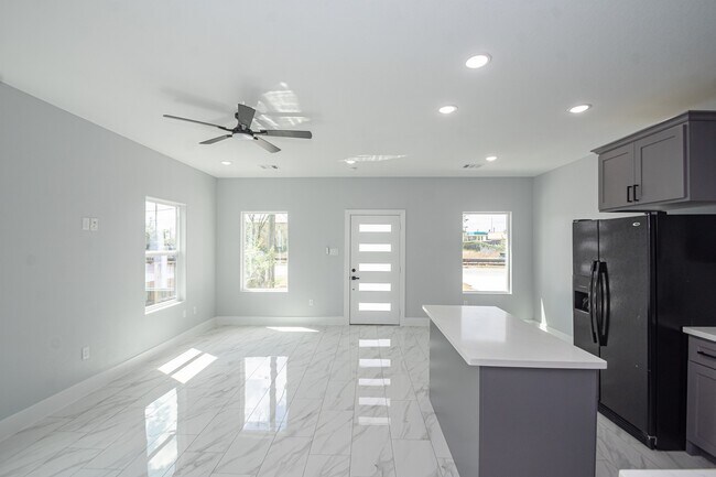 Photo - 6513 Avenue C