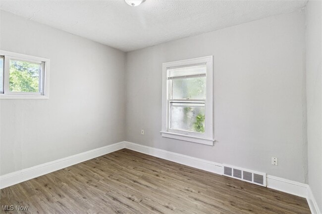 Building Photo - 1524 E 204th St Unit 2-up