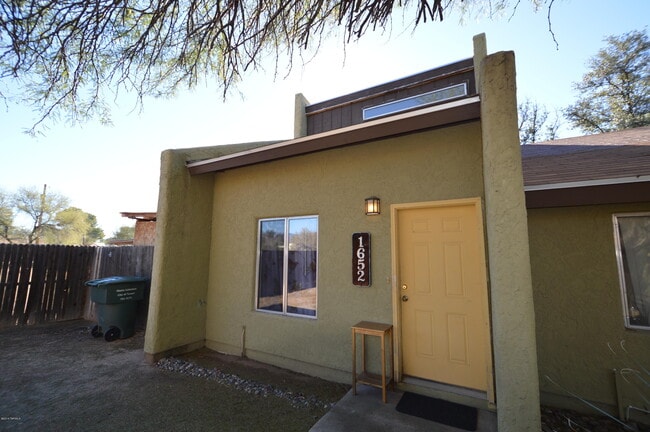 Building Photo - 1652 N Belvedere Ave