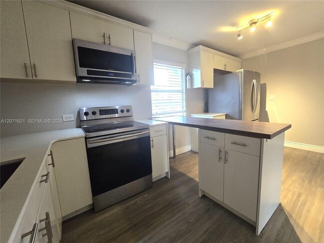Building Photo - 914 SW 8th Ave Unit 57