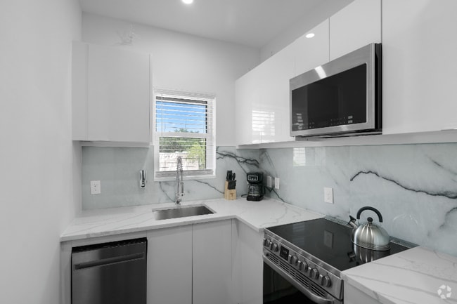 Building Photo - 927 S Howard Ave Rental